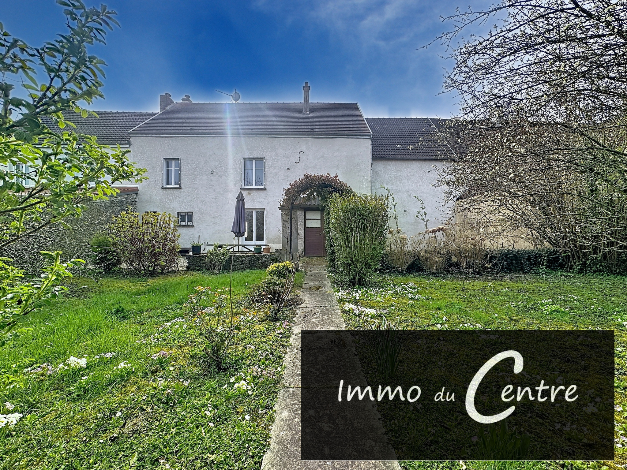 5 mins de Montmirail, Maison d'habitation + grange