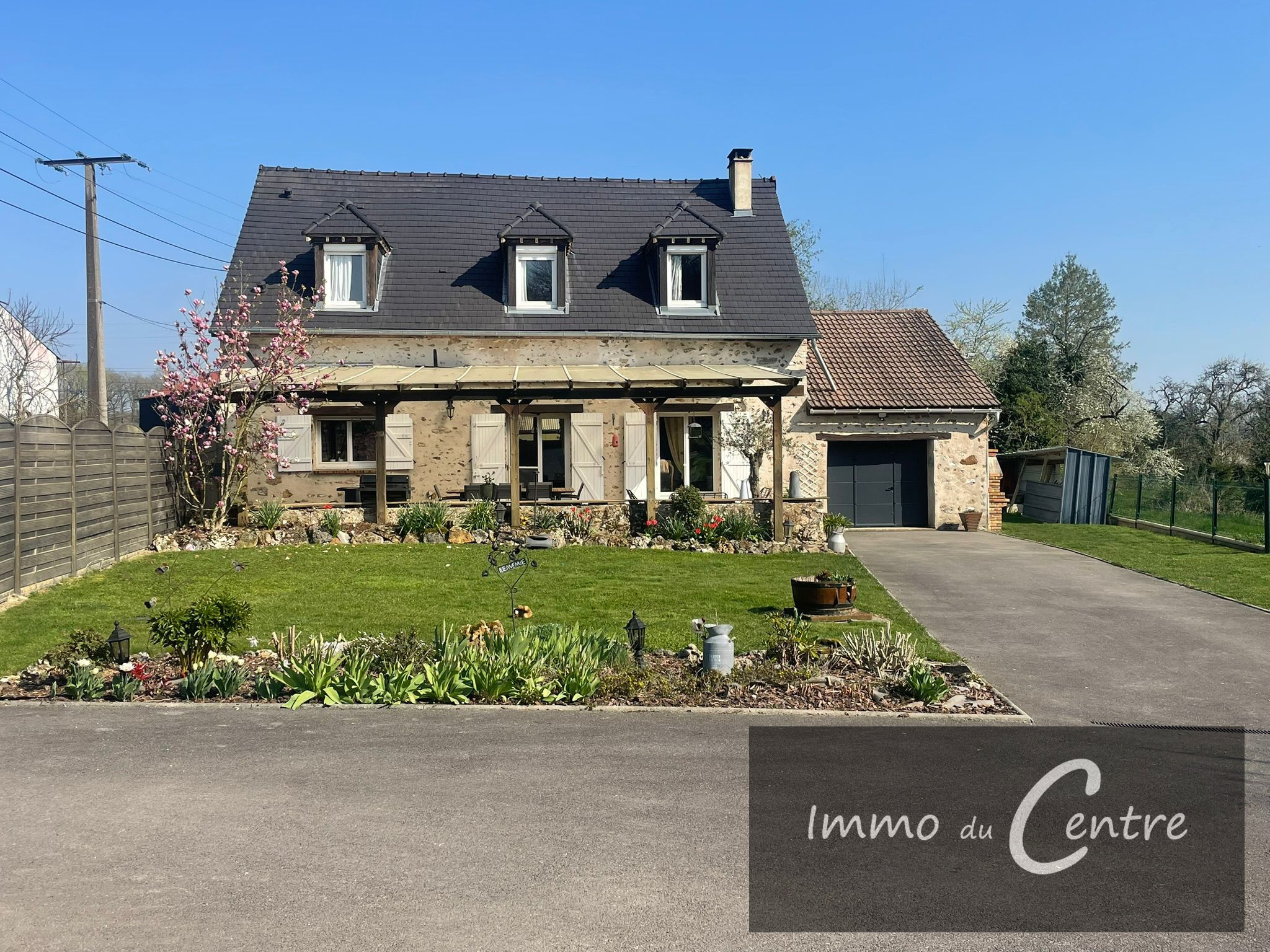 5 mins de Montmirail, 20 mins de La Ferté Gaucher, Maison avec dépendance