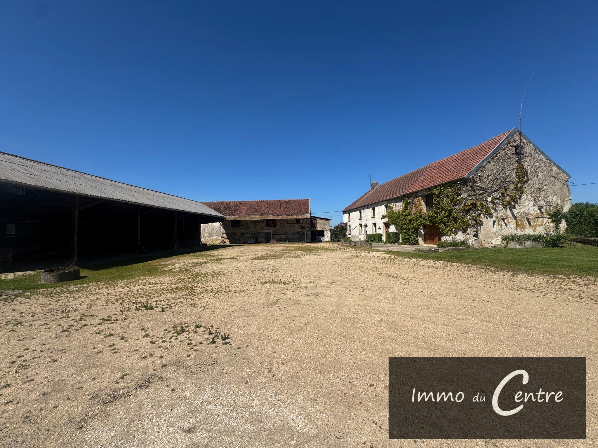 10 mins de Montmirail, Corps de ferme (premier voisin à plus de 150 m, idéal pour élevage canins ou autres)